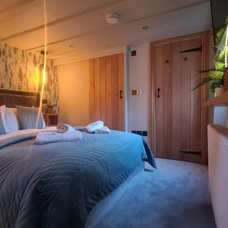 Fox Corner, Ambleside, Romantic Retreat For Two, Dog Friendly, Hot Tub