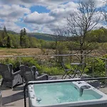 Fox Corner, Ambleside, Romantic Retreat For Two, Dog Friendly, Hot Tub *