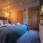 Fox Corner, Ambleside, Romantic Retreat For Two, Dog Friendly, Hot Tub