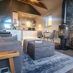 Fox Corner, Ambleside, Romantic Retreat For Two, Dog Friendly, Hot Tub *