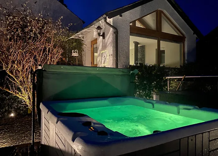 Fox Corner, Ambleside, Romantic Retreat For Two, Dog Friendly, Hot Tub Country house *